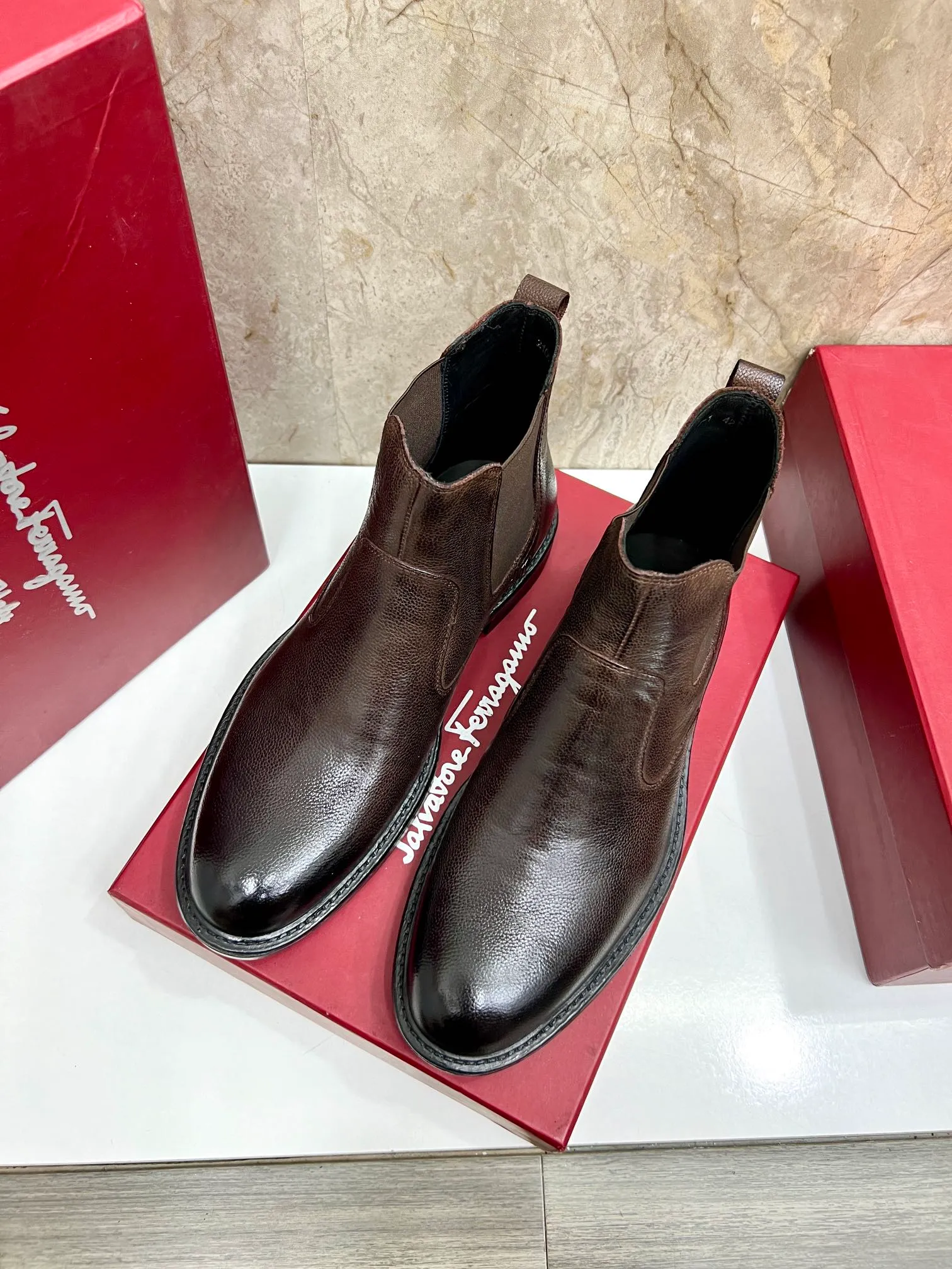 Original order quality: Men's shoes 💰700 Brand: Ferragamo (Ferragamo) One size larger: Men's size 38-44 (45 customized) Grade: Same style as the official website High-end men's shoes Material: Original cowhide, cowhide lining, original outsole Style category: Chelsea men's boots Fashion trend Color: Actual picture
